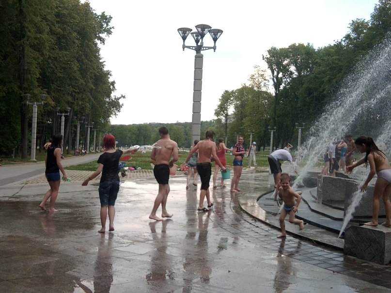 Мокрые войны в парке Горького (8 июля 2012)