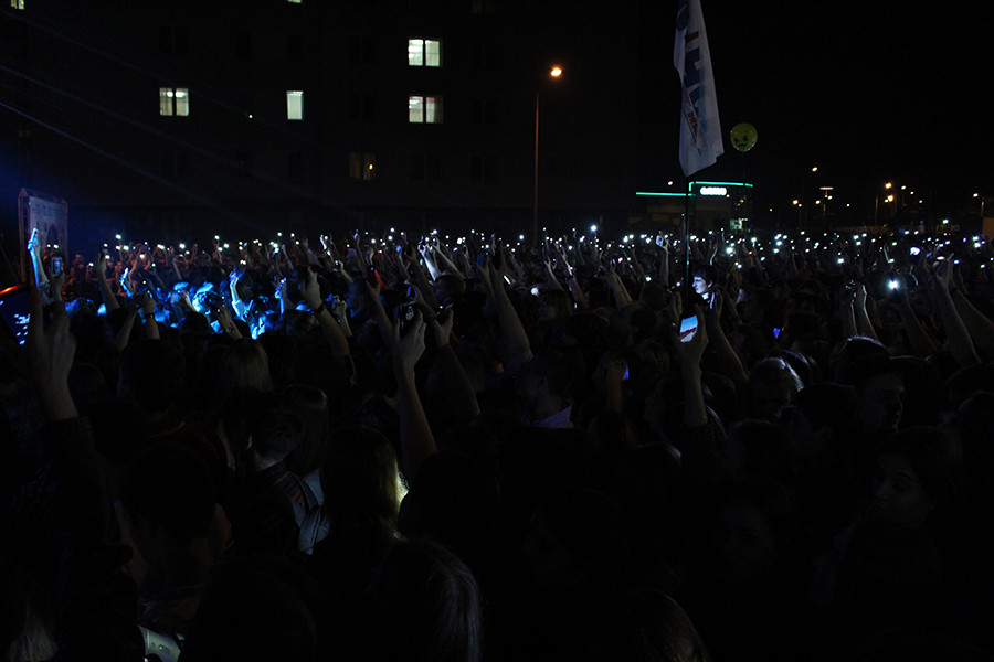 Концерт в студенческом городке 014 зажгли фонарики на телефоне